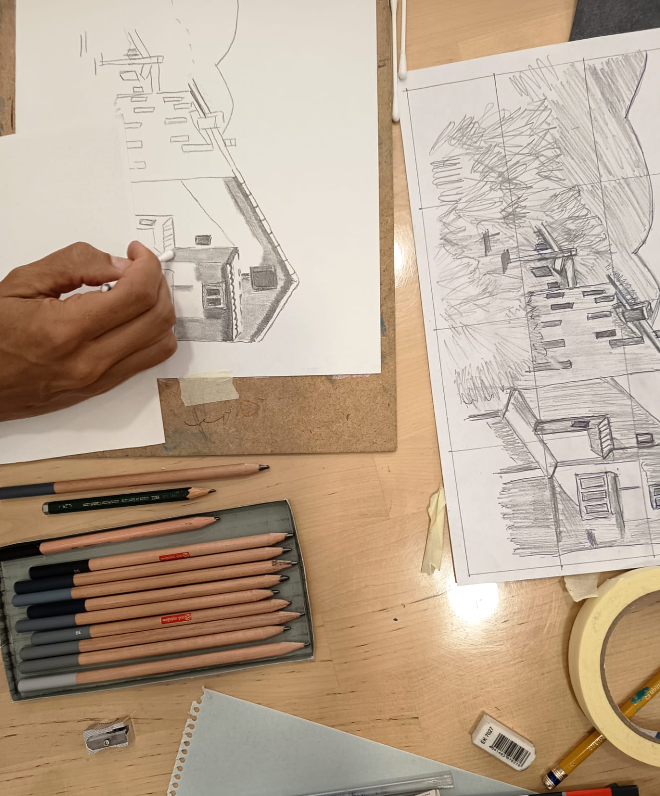 Alumno dibujando a lápiz y grafito en clase
